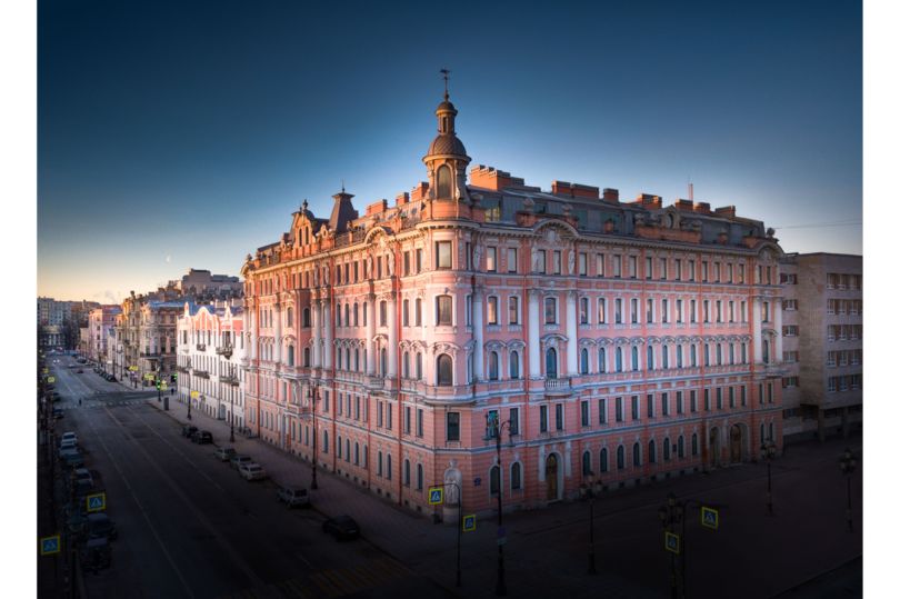 Здание бывшего доходного дома «Три грации» на пересечении Захарьевской и Потемкинской улиц