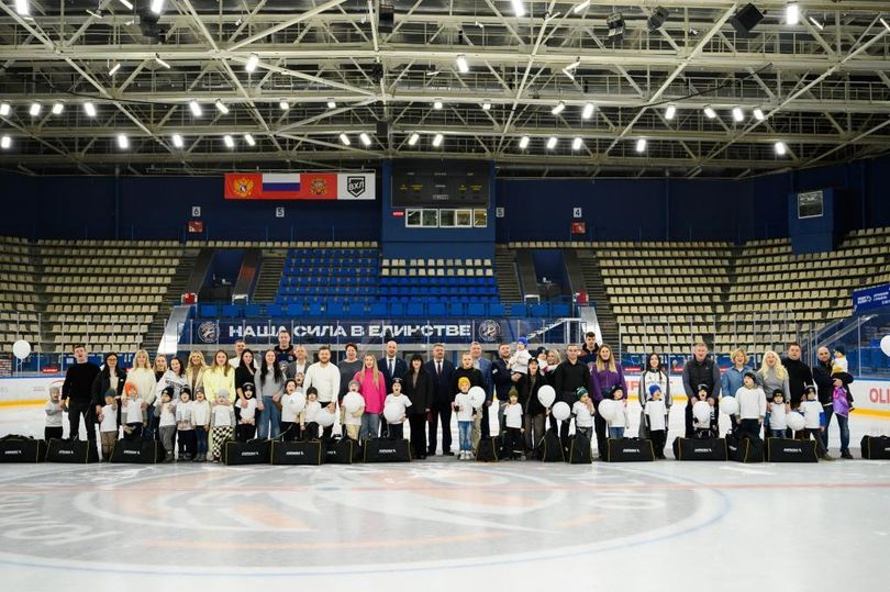 В Орске юным хоккеистам подарили полный набор экипировки»