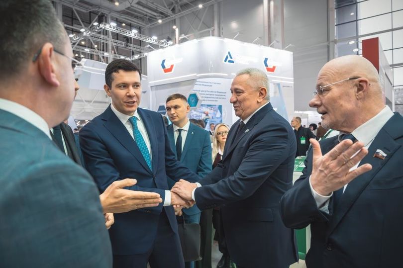 Антон Алиханов посетил стенд ГК «Полипласт» на выставке «Химия-2025»