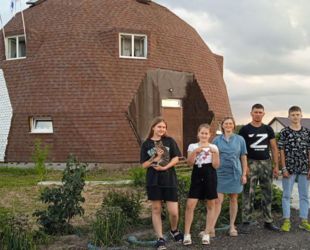 Многодетная семья из Зарайска построила на полученном участке необычный жилой дом