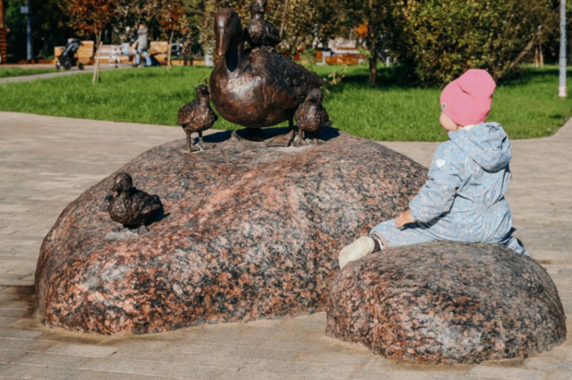 В Петербурге на Светлановском проспекте благосутроен сквер