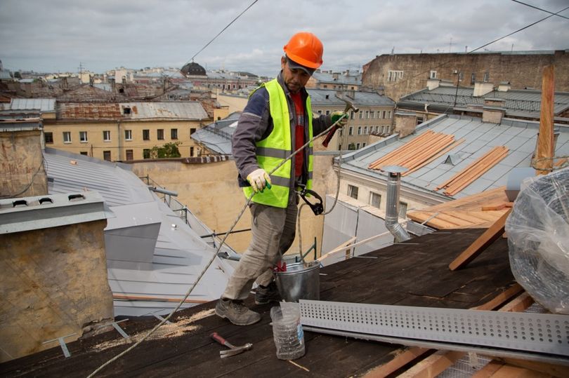 В Санкт‑Петербурге активно ведется капитальный ремонт кровель: в высокой степени готовности 100 объектов