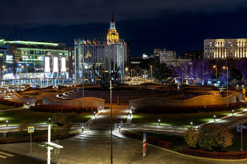 На площади Евразии у Киевского вокзала в Москве появилось ландшафтное освещение