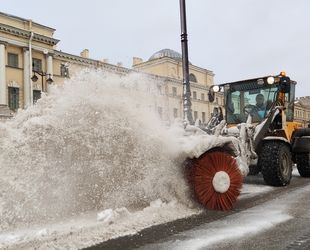 Петербург наращивает финансирование на уборку дорог на 700 млн рублей