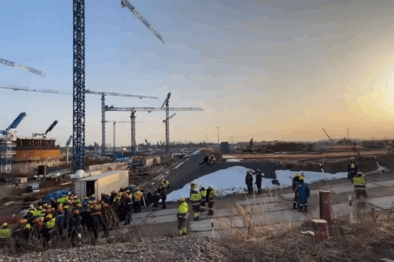 В ленинградском Сосновом Бору сегодня на проектную позицию установлена 120-тонная внутренняя оболочка реактора 6-го энергоблока Ленинградской атомной станции