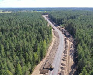 В Ленобласти на 8-километровом участке трассы Выборг – Светогорск уложили верхний слой дорожного покрытия