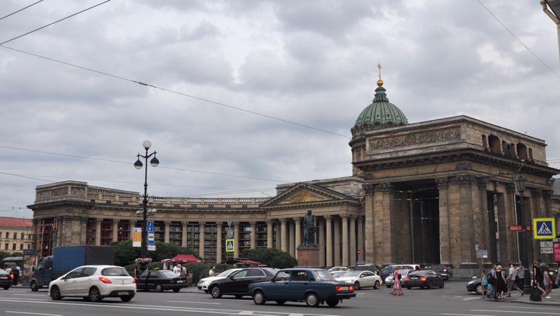 Петербуржские власти хотели согласовать украшение Казанской площади с РПЦ