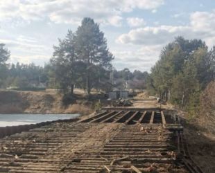 В Холмском округе Новгородской области, в деревне Морхово подрядчик начал ремонт моста через реку Морховка