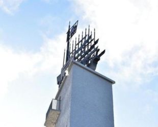 На Монумент Победы в Великом Новгороде установили отреставрированную ладью