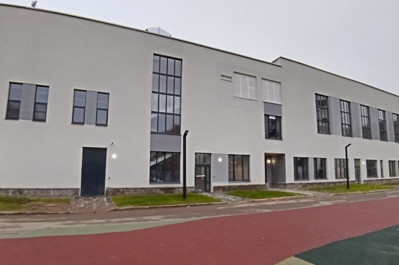 Новая школа на 1100 учеников с бассейном построена в петербургском поселке Песочный