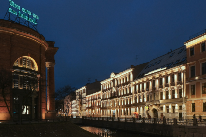 Архитектурный ансамбль из пяти зданий на набережной Адмиралтейского канала в Петербурге получил современную художественную подсветку