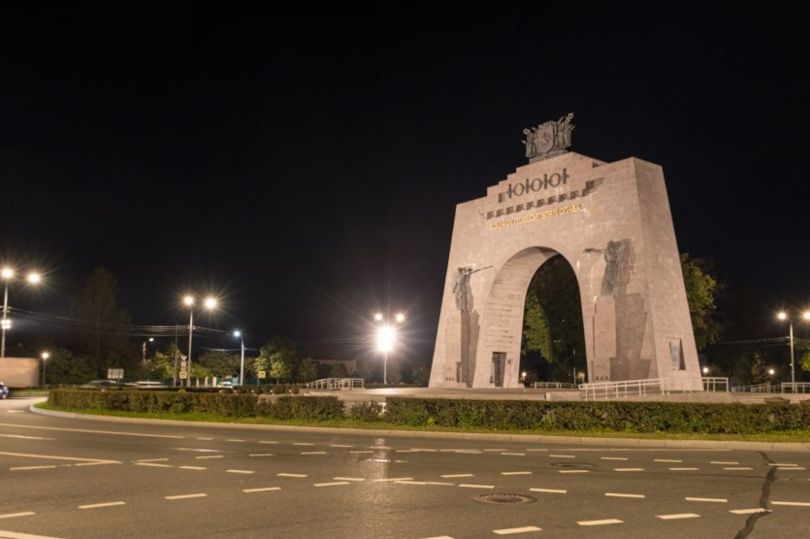 Новое светодиодное освещение подчеркнуло монументальность площади Воинской Славы в Красном Селе в Петербурге