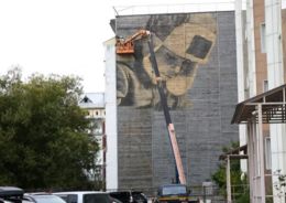 Швейцарский художник приступил к созданию уникальной уличной фрески в Южно-Сахалинске