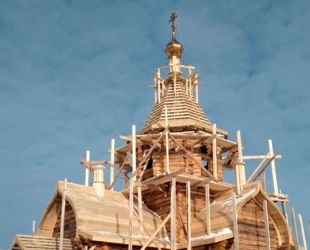 Золотые купола украсили строящийся храм под Великим Устюгом