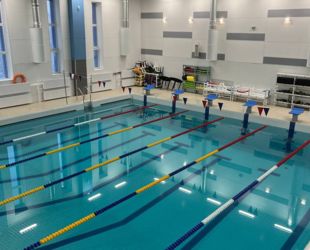 В Оленегорске открывается Дом физкультуры со спортивным залом и плавательным бассейном