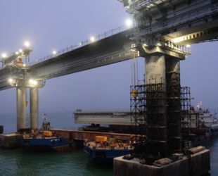 На Крымском мосту завершается монтаж железнодорожных пролётов