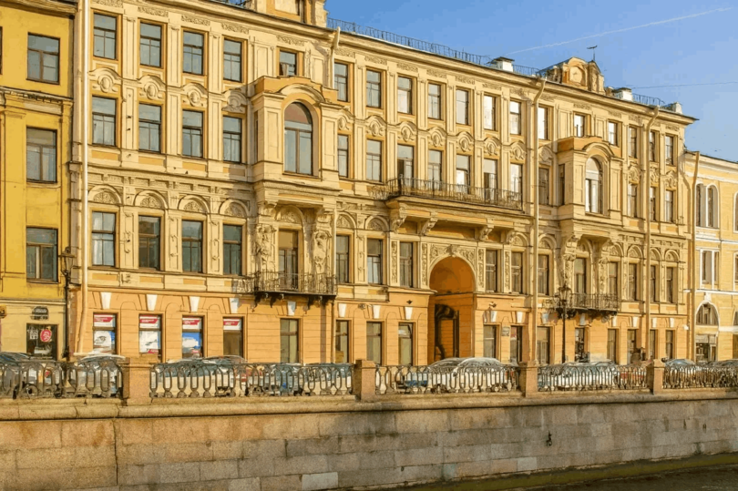 Здание бывшего Пассажа Ратькова-Рожнова на набережной канала Грибоедова в Петербурге отреставрировали в рамках инвестиционного проекта
