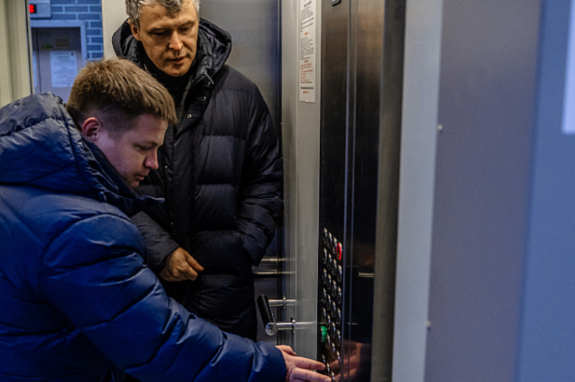 В многоэтажках микрорайона военных в Приморье вводят в эксплуатацию новые лифты