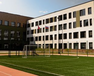 Школу с ИТ-полигоном и бассейном построили в Коммунарке