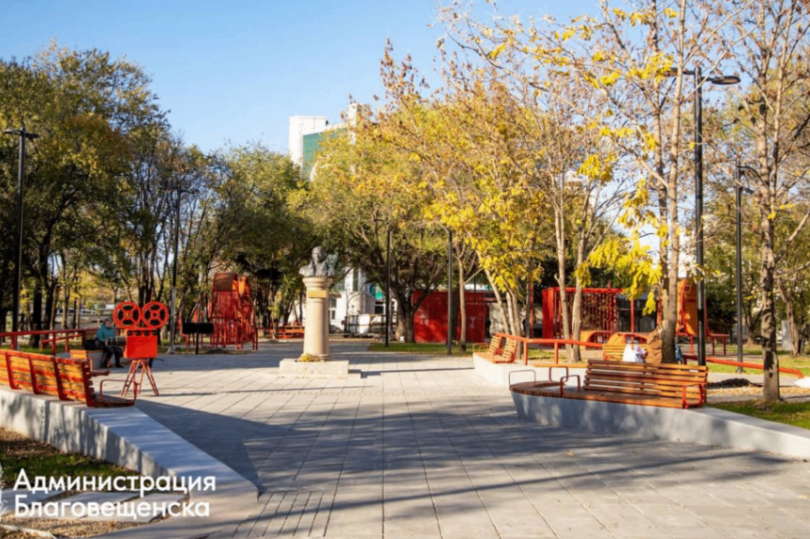 Прогуляться по скверу имени Валерия Приёмыхова в Благовещенске можно будет уже в октябре 