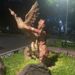 Подсветкой оформлен памятник Жар-птице на улице Щербакова в Петербурге