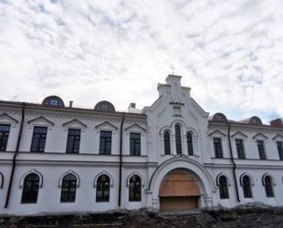 В Пскове завершается реставрация Надвратного корпуса на Архиерейском подворье Псковского Епархиального управления