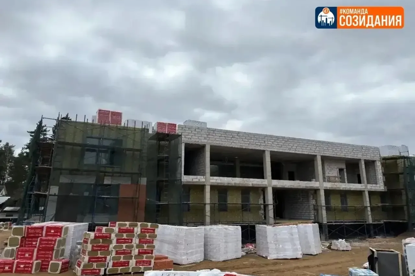 В ленинградском Сосново начали монтировать кровлю и электричество в школе искусств на 200 мест