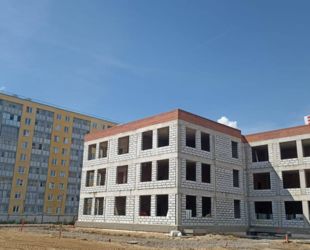 В Коммунаре продолжается строительство детского сада