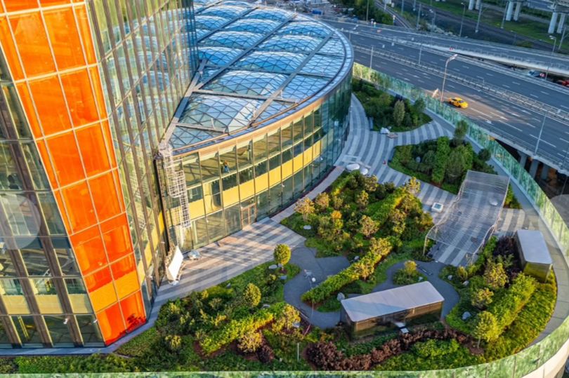 На стилобате московского БЦ iCITY создали ландшафтный парк