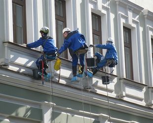 В Петербурге моют фасады и крыши