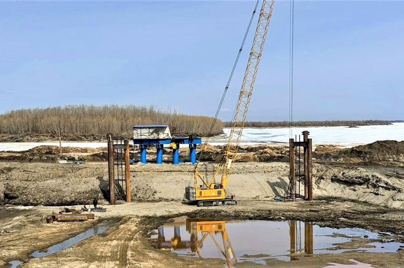 На левобережном подходе на стройплощадке Ленского моста бетонируют ростверк опоры №5