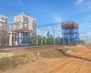 Монтаж боковых и центральной секций пролета пешеходного перехода завершили в Лобне