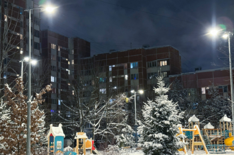 В Петербурге, в жилом квартале рядом с парком усадьбы Орловых-Денисовых построили современное уличное освещение