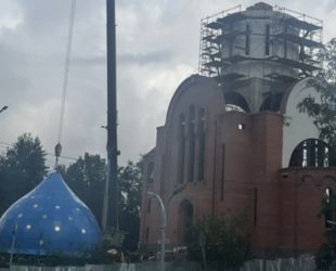 Купол весом в несколько тонн воздвигли на новый храм в Буграх