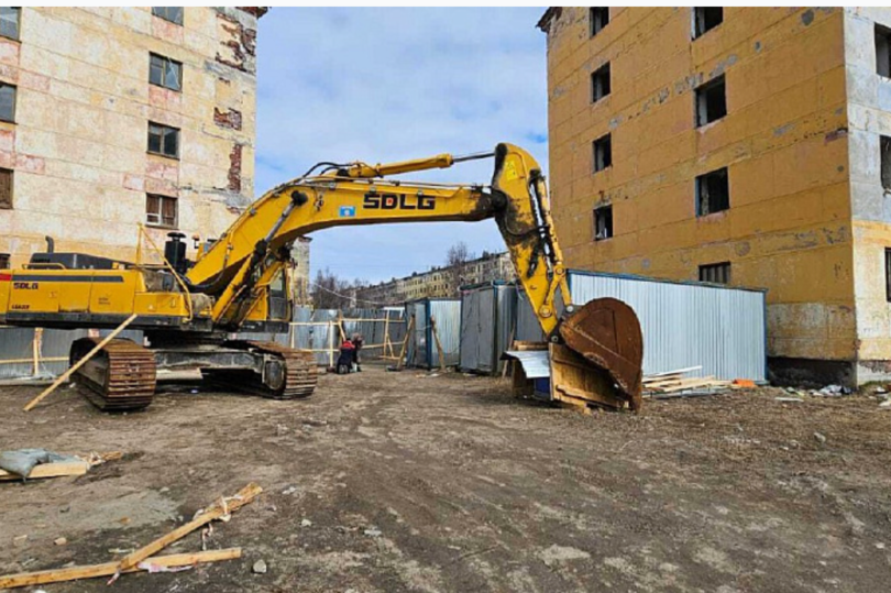 В Заозёрске Мурманской области снесли два аварийных дома