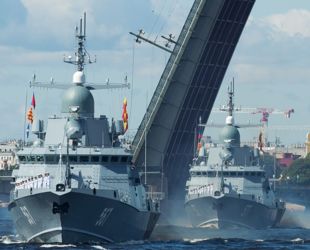 Дневные репетиции Главного Военно-морского парада ограничат движение транспортных средств в центре Санкт‑Петербурга