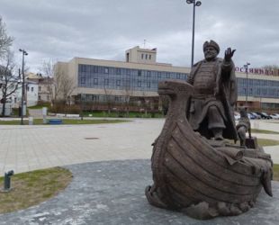 На берегу Волхова в Великом Новгороде установили памятник купцу