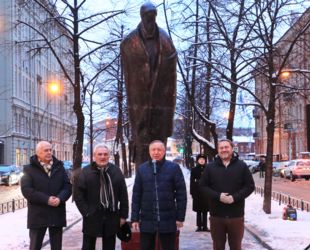На улице Декабристов в Петербурге открыт памятник Александру Блоку