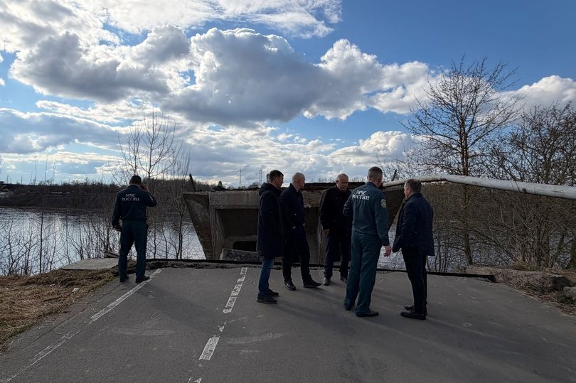 В ленинградском городе Волхов рухнул аварийный пешеходный мост