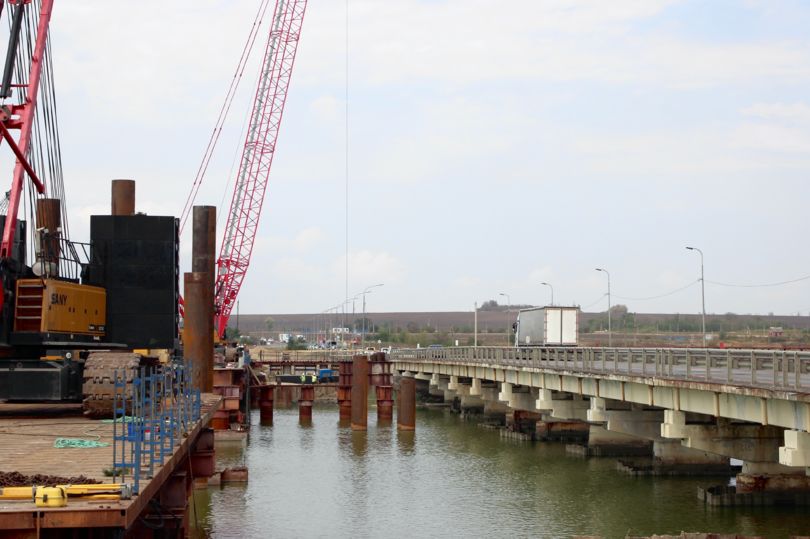 На трассе Р-280 «Новороссия» в Ростовской области стартовала активная стадия расширения до четырех полос моста через реку Миус