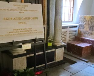 Реставрация некрополей Свято-Троицкой Александро-Невской лавры идёт по графику