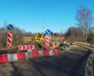 В Плюсском районе Псковской области открыто движение по временному мосту