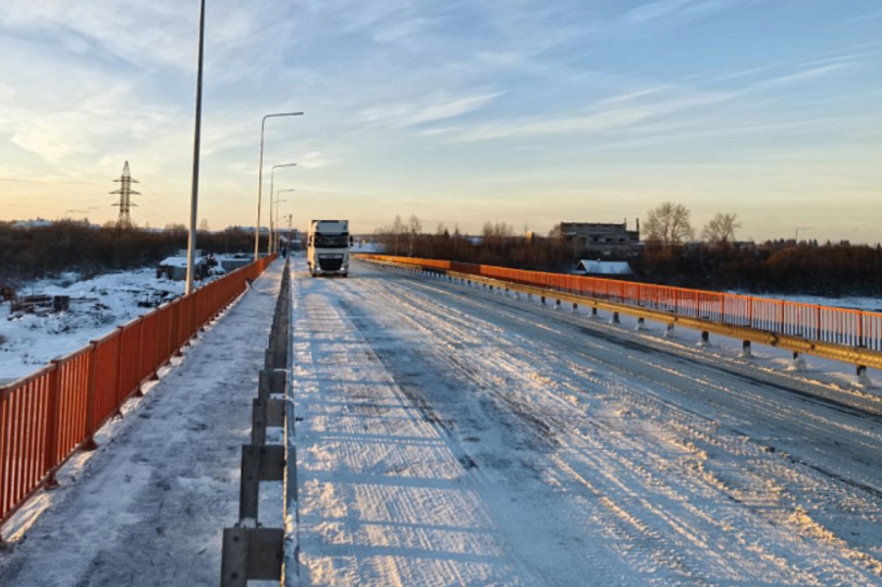 В Каргопольском округе Архангельской области на мосту через реку Онегу открыто рабочее движение