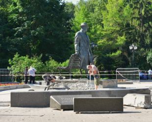 Основание памятника Рахманинову и площадку вокруг в Великом Новгороде ремонтируют впервые с 2009 года