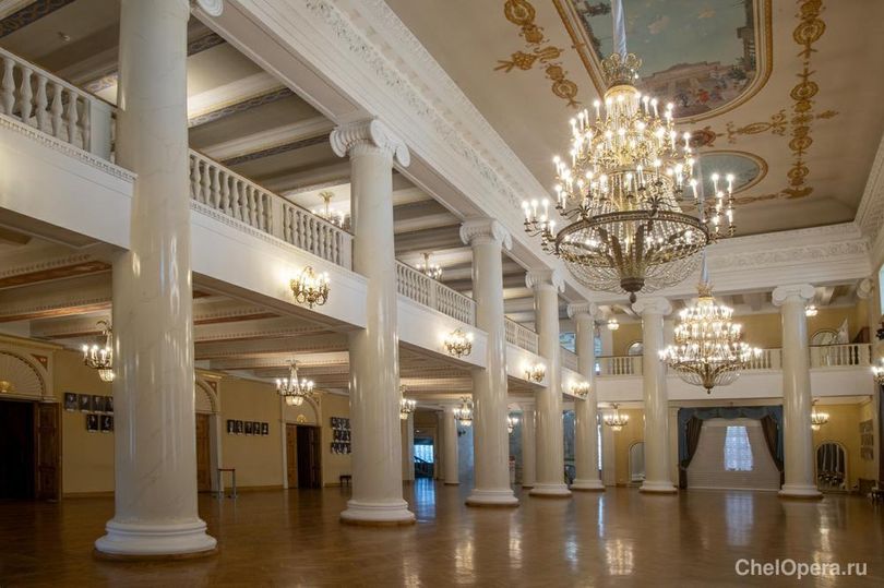 В Челябинском театре оперы и балета отремонтировали все колонны в фойе второго этажа