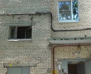 Фасад дома №161 на Пискаревском проспекте, куда прилетел беспилотник — восстановлен