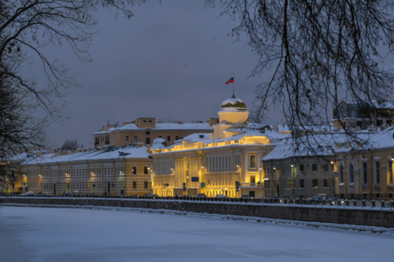 Новые современные фонари на набережной реки Фонтанки сформировали единый световой ансамбль в центре Петербурга