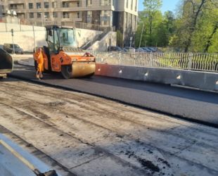 В Приморском районе Санкт‑Петербурга завершили асфальтирование моста через Черную речку