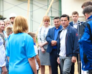 Губернатор Подмосковья проверил ход ремонта начальной школы в Верее