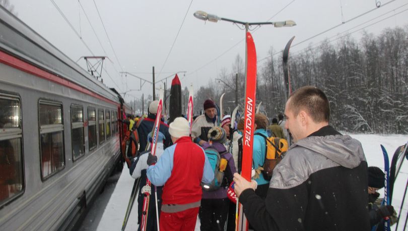 Лыжники садятся в электричку. Источник: https://asninfo.ru/images/news/3bcfc09d/8fad25176e079cb7b2747a13.jpg